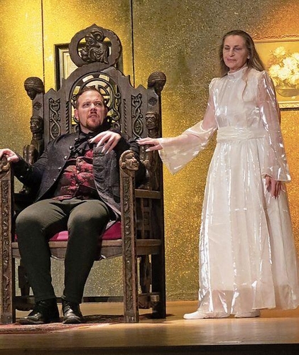 Urgrossmutter Elisabeth warnt Graf Dracu vor den Konsequenzen, Gäste aufzunehmen.