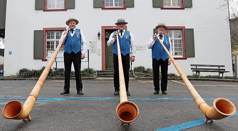 Das Alphorn-Trio Frenkendorf posiert vor dem Bürger- und Kulturhaus. Von links: Kurt «Cörti» Blank, Josef «Bebbi» Mühlebach und Toni Mathys. Foto: M. Schaffner
