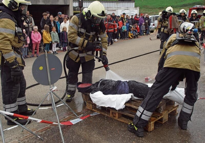 Mit Salzsäure kontaminierte Person wird mit viel Wasser geduscht. Fotos: O. Graf
