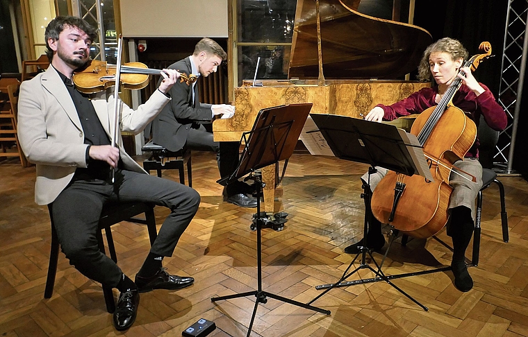 Dominic Chamot (Klavier), Eoin Ducrot (Violine) und Elisa Siber (Violoncello) begeisterten das Publikum im Kulturzentrum Cheesmeyer Sissach. Foto: Pier-Giuseppe Cacciatori