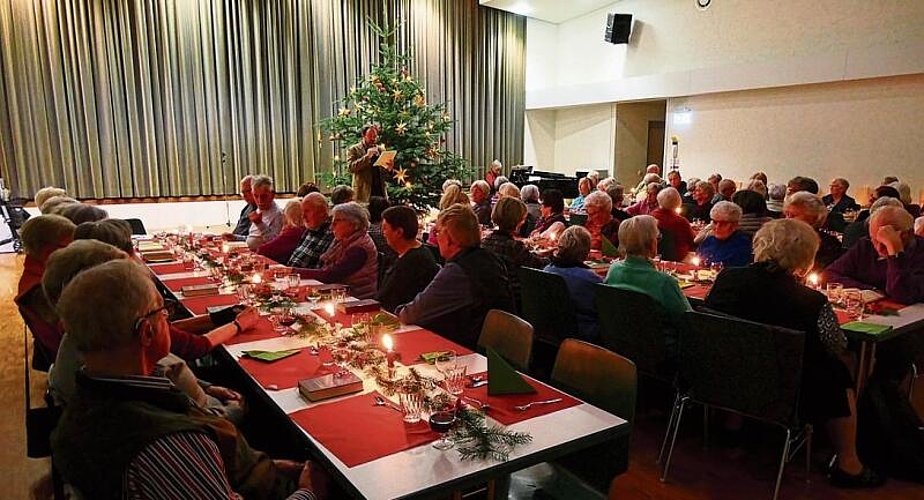 Bei warmem Kerzenschein liest Pfr. Eric Hub die Weihnachtsgeschichte und Regina Dunkel musiziert am Flügel.Fotos: u. handschin