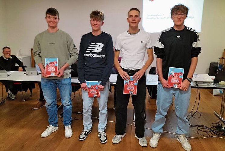 Die vier Jungbürger (v.l.): Yves Grieder, Silas Rhinow, Noé Grieder, Daniel Oberteufer).