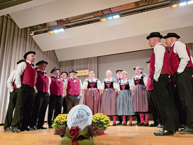 «S’ Dorf erwachet»: Der JK Spitzeflüeli begrüsste die Besucher im vollbesetzten Saal mit diesem schönen Jodellied. Fotos: U. Roth