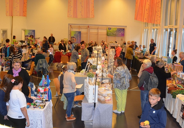Überall wurde in der Turnhalle gestöbert, gestaunt und geplaudert. Fotos: B. Reinhard