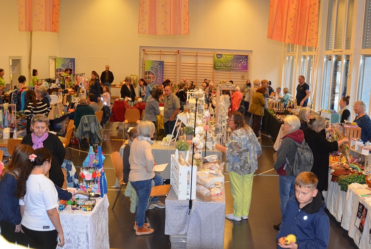 Überall wurde in der Turnhalle gestöbert, gestaunt und geplaudert. Fotos: B. Reinhard Überall wurde in der Turnhalle gestöbert, gestaunt und geplaudert. Fotos: B. Reinhard