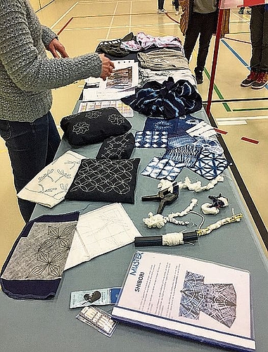 Bunte Textil-Produkte gab es am Stand «Textiles Werken» zum Bestaunen.
