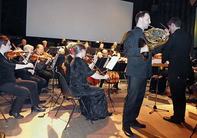 Solist Pascal Deuber (Horn) im Einsatz. Foto: P. Aenishänslin