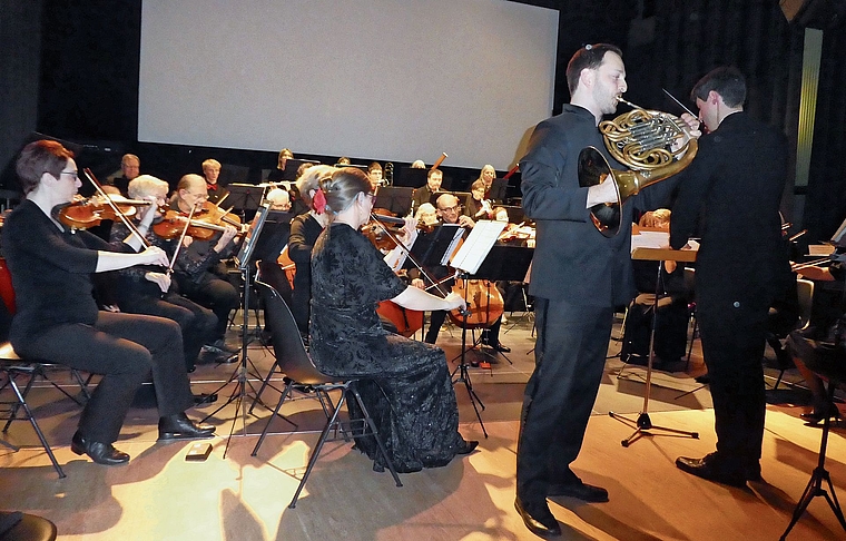 Solist Pascal Deuber (Horn) im Einsatz. Foto: P. Aenishänslin