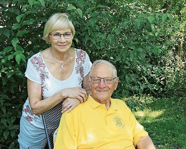 Grazyna und Ernst Lerch in ihrem Bienenparadies auf dem Himmelrain Sissach: 