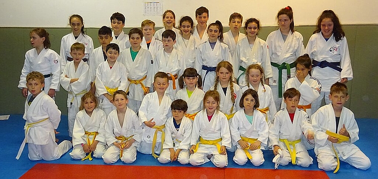Vorderste Reihe knieend v.l.: Jago, Elin, Yannick, Finn, Julian, Noemi B., Mia, Noemi W., Alessia, Larina, Nico P., Jamila und Jonas. Mittlere Reihe stehend v.l.: Simon, Men, Giuseppe, Ernesto, Gian, Claudius, Samanta und Celina. Hintere Reihe v.l.: