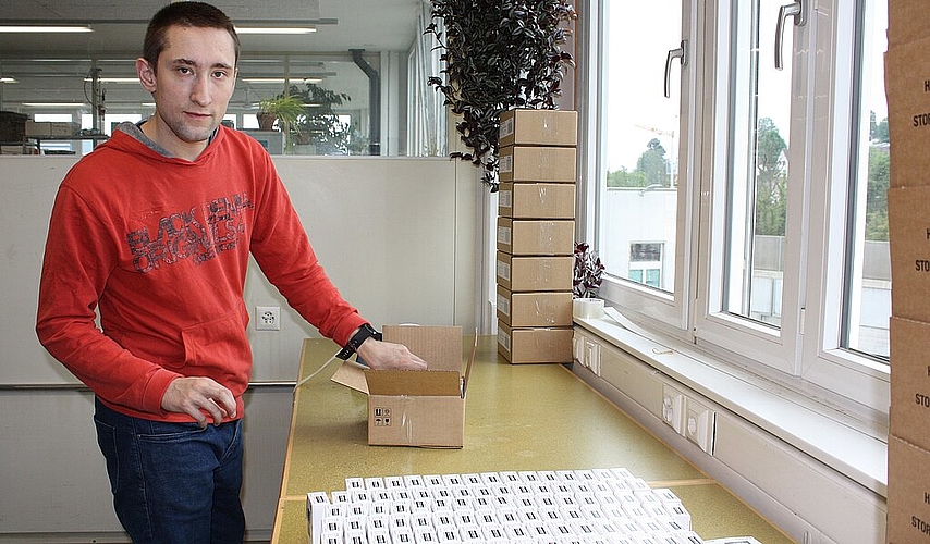 Ein Mitarbeiter der ESB in Liestal bei der Verpackungsarbeit.