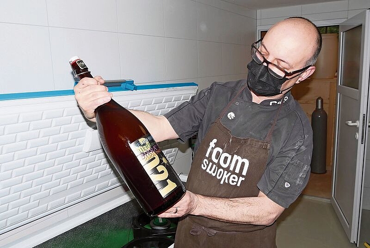 Marcel Blättler ist stolz auf sein eigenes Bier.
