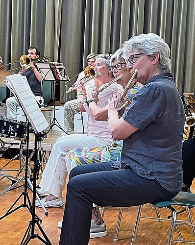 Die Flötistinnen des Orchesters (Vordergrund) sorgen gemeinsam mit den Posaunen und Trompeten im Hintergrund für den passenden Klang. Die Flötistinnen des Orchesters (Vordergrund) sorgen gemeinsam mit den Posaunen und Trompeten im Hintergrund für den passenden Klang.