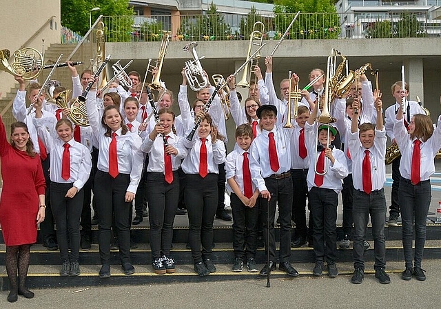 Gruppenfoto mit der Jugendmusik Gelterkinden/Ormalingen. Fotos: zVg
