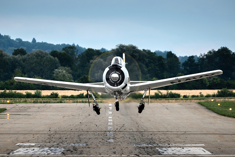 Der Oberbaselbieter Pilot Michael Weber startete am Samstag, 10.Juli, in Freiburg im Breisgau (De), wo die «T-28» stationiert ist, in den Kanton Nidwalden.