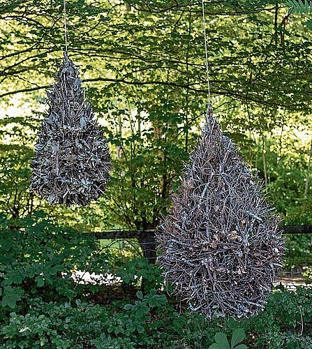 «Wasserfallen-Wassertropfen» von Paul Glanzmann, Schweiz, tote Zweige aus der Umgebung. «Wasserfallen». Dieser Name inspirierte Paul Glanzmann aus der Schweiz zu seiner Installation. Wassertropfen aus totem Holz? Ist dies nicht ein Widerspruch? Das Werk veranlasst uns nachzudenken über den Klimawandel und die Bedeutung des Wassers.