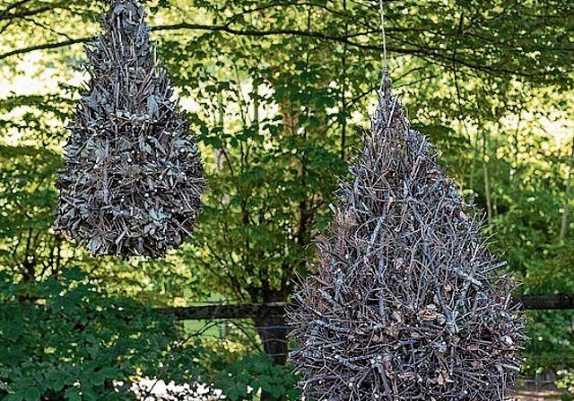 «Wasserfallen-Wassertropfen» von Paul Glanzmann, Schweiz, tote Zweige aus der Umgebung. «Wasserfallen». Dieser Name inspirierte Paul Glanzmann aus der Schweiz zu seiner Installation. Wassertropfen aus totem Holz? Ist dies nicht ein Widerspruch? D