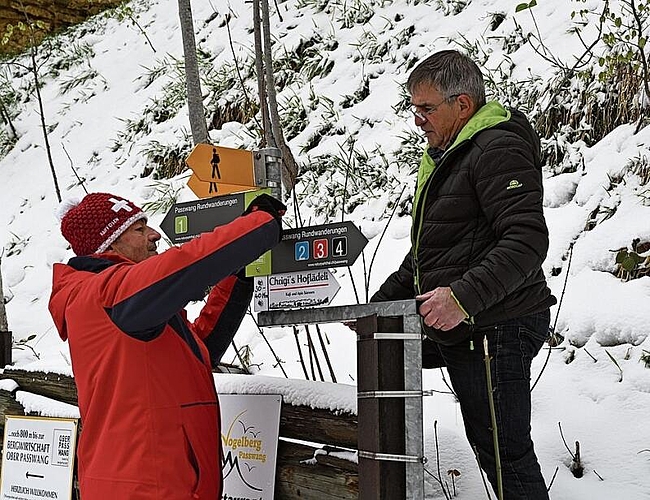 Montage der Wegweiser durch Anton Meier und Goran Nedic. Foto: zVg
