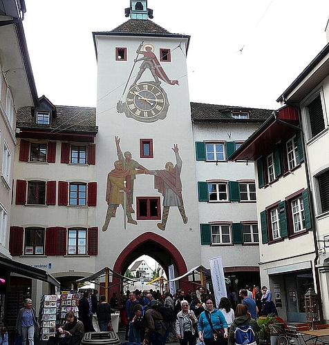 Die renovierte Fassade in der Rathausgasse mit wieder leuchtenden Farben. Fotos: A. Jegge
