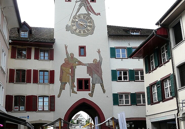 Die renovierte Fassade in der Rathausgasse mit wieder leuchtenden Farben. Fotos: A. Jegge
