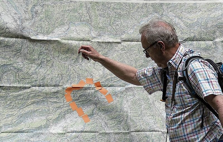 Festigungshistoriker Christoph Rast erklärt den Verlauf der Fortifikation.
