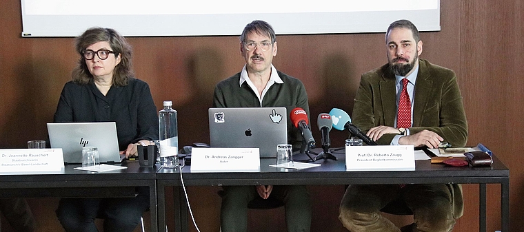 Jeannette Rauschert, Staatsarchivarin; Andreas Zangger, Autor des Untersuchungsberichts; Roberto Zaugg, Präsident der Begleitkommission (v.l.).  Foto: M. Schaffner