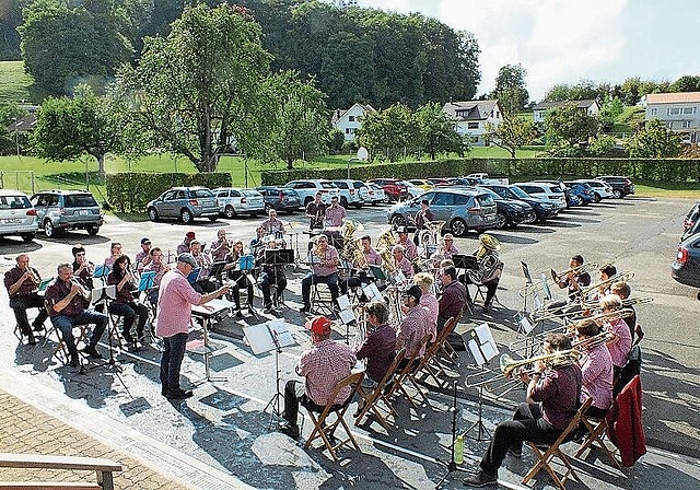 Hier spielen die beiden Vereine gemeinsam auserwählte Blasmusikstücke. Fotos: U. Roth