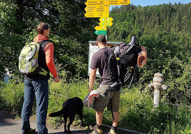 Wanderwegweiser beim Bahnhof Sommerau, der Chirsiweg 471 ist auf der ganzen Strecke sehr gut ausgeschildert.
