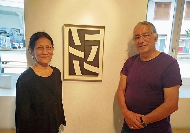 Sohn Cornelius Buser und seine Frau Sarojini präsentieren imAtelier 24 Werke von Werner Buser. Fotos: S. van Riemsdijk