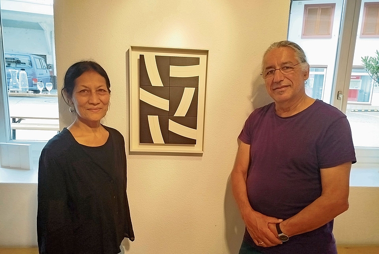 Sohn Cornelius Buser und seine Frau Sarojini präsentieren imAtelier 24 Werke von Werner Buser. Fotos: S. van Riemsdijk