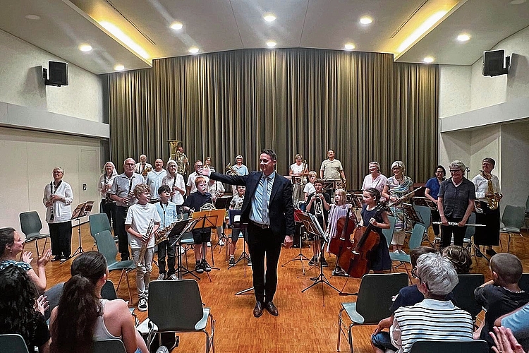Dirigent Mischa Timothy Meyer präsentiert stolz sein generationenübergreifendes Orchester nach dem gelungenen Konzert im vollbesetzten Saal. Fotos: Marco Santschi Dirigent Mischa Timothy Meyer präsentiert stolz sein generationenübergreifendes Orchester nach dem gelungenen Konzert im vollbesetzten Saal. Fotos: Marco Santschi