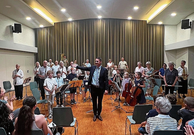 Dirigent Mischa Timothy Meyer präsentiert stolz sein generationenübergreifendes Orchester nach dem gelungenen Konzert im vollbesetzten Saal.  Fotos: Marco Santschi