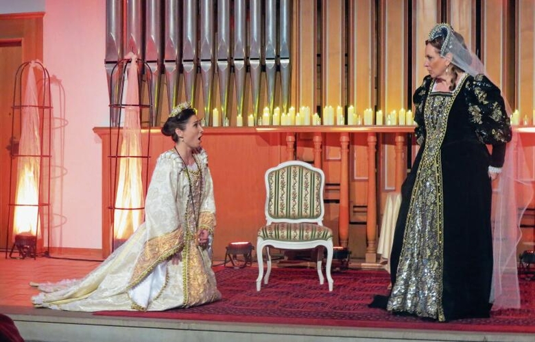 Die Mezzosopranistin Evgenia Asanova (l.) und die Sopran Anna Herbst sangen ein Duett in hoher Qualität.