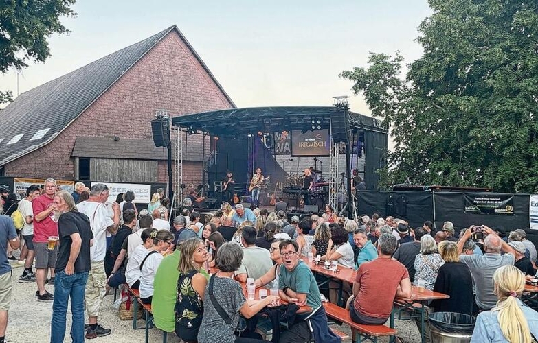 Die Besucher geniessen die Openair-Stimmung auf der Waldweide. Foto: zVg