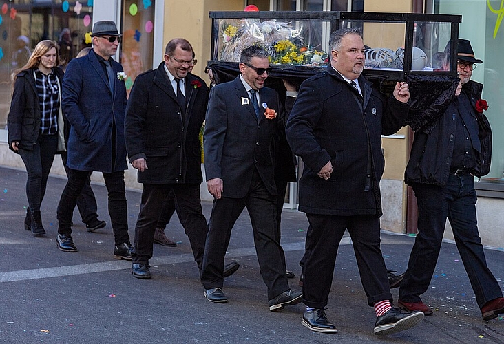 Die Fasnacht wird zu Grabe getragen. Foto: M. Herrmann
