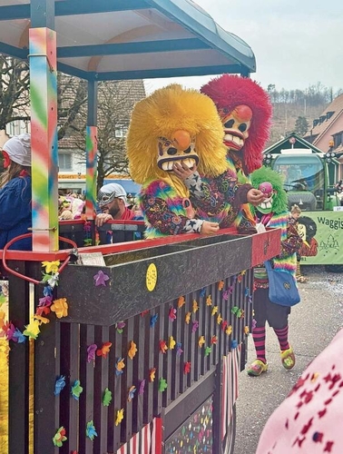 Im Umzug gab es mehrere mit viel Liebe gestaltete Familienwagen.