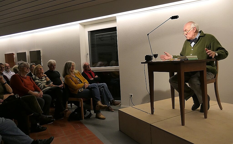 Das Publikum in Böckten lauschte gebannt dem genial lebendigen Vortragstalent Charles Brauer.