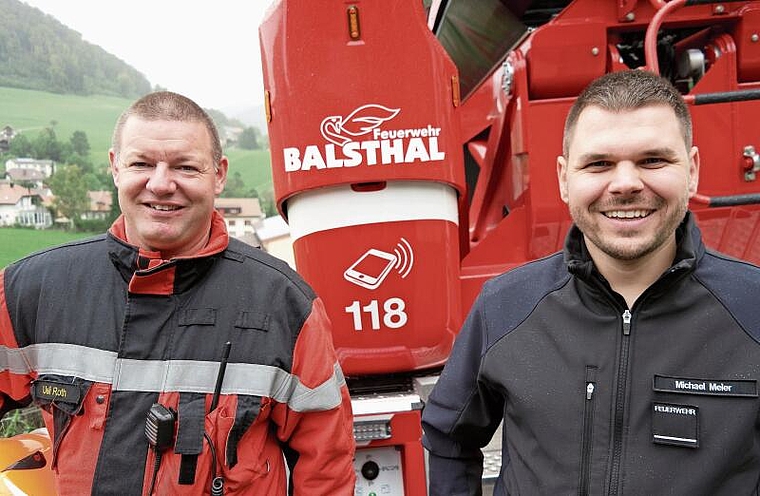 Michael Meier (l.) kam mit der Autodrehleiter von der Stützpunktfeuerwehr Balsthal, neben ihm Ueli Roth, Kommandant der Langenbrucker Feuerwehr. Fotos: e. gysin