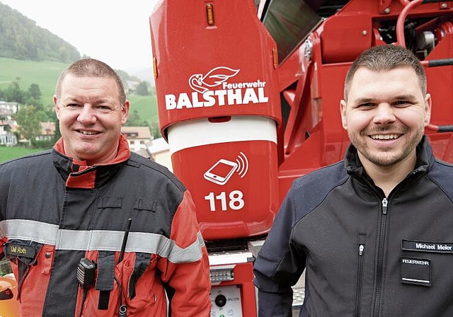 Michael Meier (l.) kam mit der Autodrehleiter von der Stützpunktfeuerwehr Balsthal, neben ihm Ueli Roth, Kommandant der Langenbrucker Feuerwehr. Fotos: e. gysin