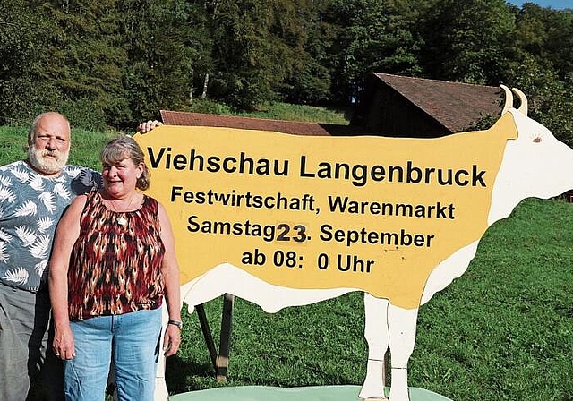 Koni und Christa Tschan-Meury freuen sich mit den befreundeten Simmentaler-Viehzüchterfamilien auf die Viehschau am kommenden Samstag. Fotos: B. Bentolila