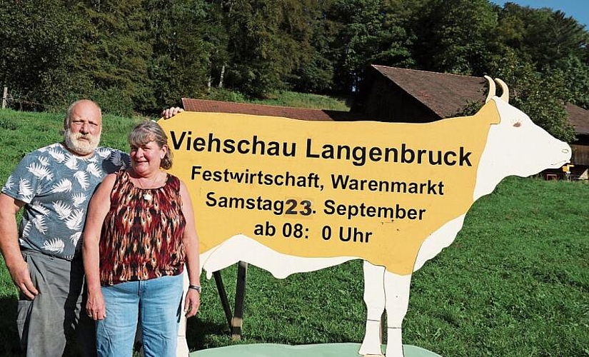 Koni und Christa Tschan-Meury freuen sich mit den befreundeten Simmentaler-Viehzüchterfamilien auf die Viehschau am kommenden Samstag. Fotos: B. Bentolila