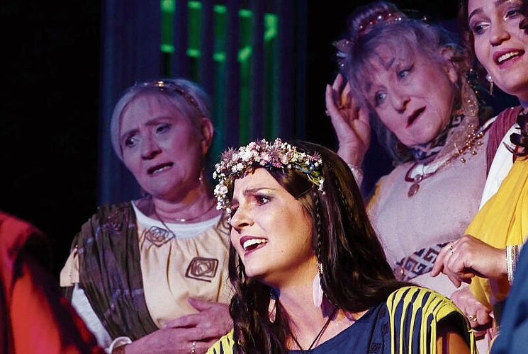Anführerin Lysistrata mit ihren Frauen.