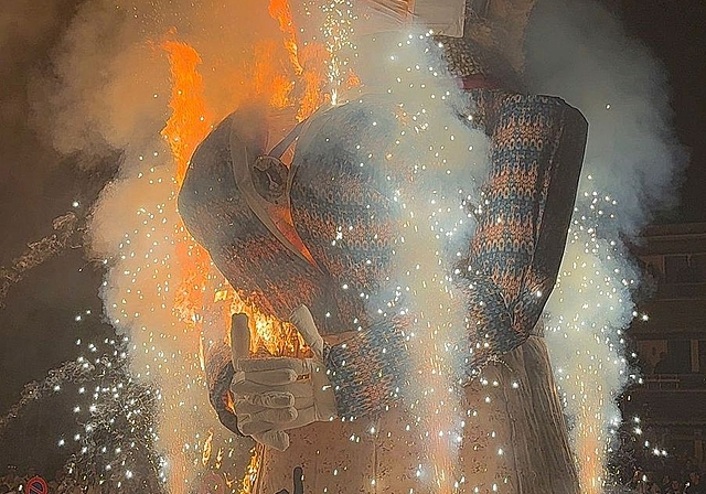 Das «Zeusi» steht in Flammen. Fotos: Alexa Elia 