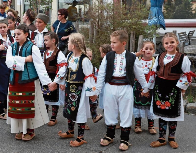 Warten auf den Auftritt: die Kindergruppe KUD Dobrosav Radovanovic KIKAC.
