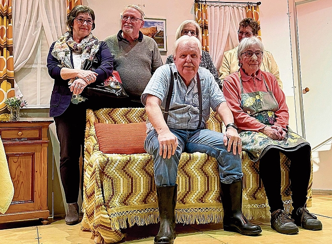 Vorne: Senn Lunzi (Hansjörg Köchli), Magd Käthi (Esther Voggenhuber), hinten v. l.:  Samira Brown (Beatrice Jaggy), Metzger Amstutz (Christian Jaggy), Nachbarin Silvia Moser (Franziska Wehrli), Reporterin Patrizia Hagedorn (Marianne Stampfli).