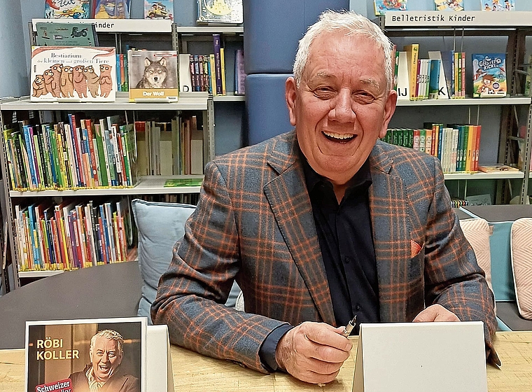 Röbi Koller in der Bibliothek Gelterkinden – sympathisch und nahbar. Foto: zVg