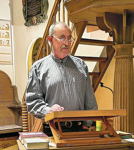 Rémy Suter schilderte mit viel Witz, welchen «Bildungsrucksack» sich die Ziefner Pfarrer in vergangenen Zeiten aneignen mussten und welchen Hierarchien sie unterstellt waren. Fotos: M. Schaffner