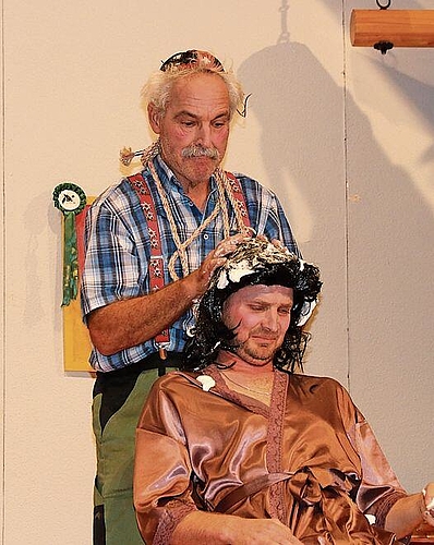 Knecht Lunzi (Kurt Bärtschi) präpariert seinen Bauern (Koni Schweizer) für ein Fotoshooting im «Bio-Farmer heute».