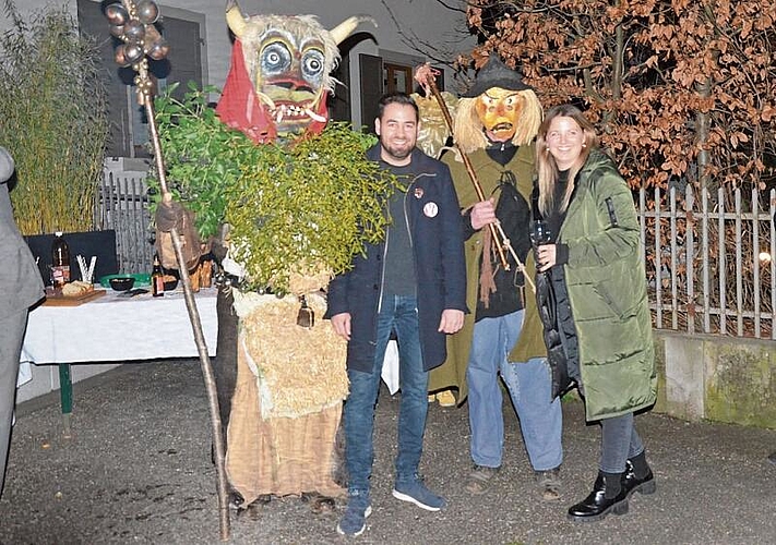 Hopfenbauer mit Sinn für Tradition Toby Luchsinger bekam als erste Adresse Besuch vom Hutzgüri und seiner Clique.