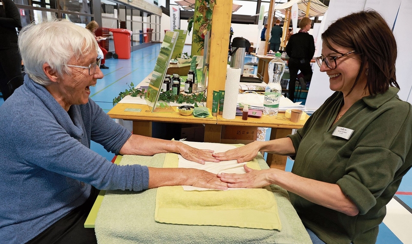 Wohltuende Handmassage.Fotos: B. Eglin